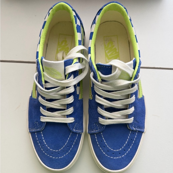 Trendy Vans Sneakers - Picture 2 of 14